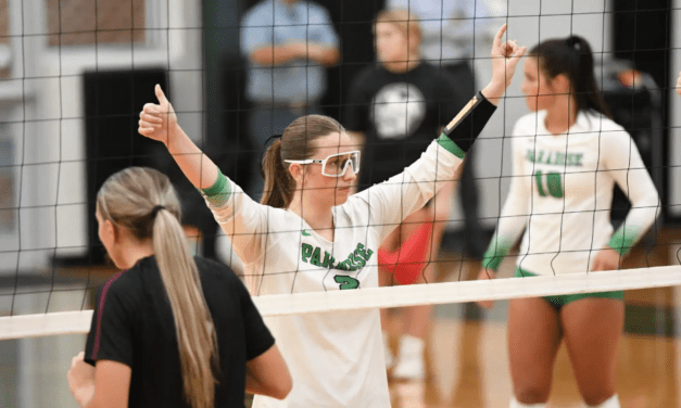 Top setter returns after loss of eye