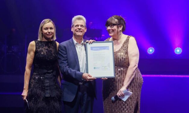 Thomas Truckenbrod reçoit un prix de reconnaissance spécial de l'IOA au Silmo