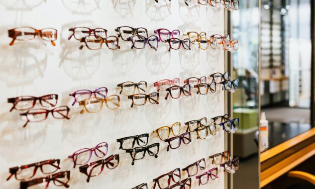 What attracts Customers To An Eyewear Display?